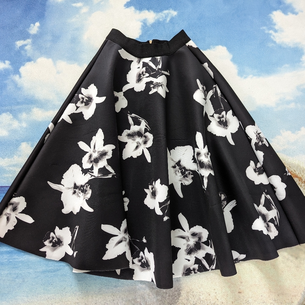 Like new Floral black white skirt sz XS